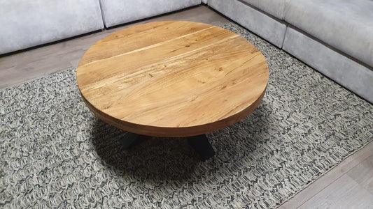 Ronde acaciahouten salontafel van 80cm doorsnee met zwart metalen matrix/spinpoot