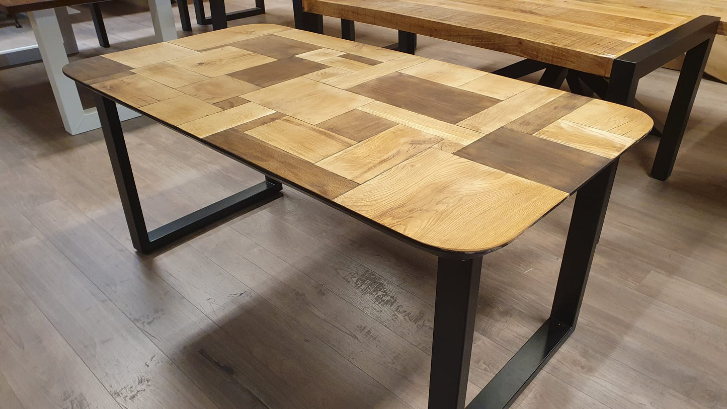 Thermisch oud eiken eettafel van 174x93cm, voorzien van afgeronde hoeken en zwarte u-poten