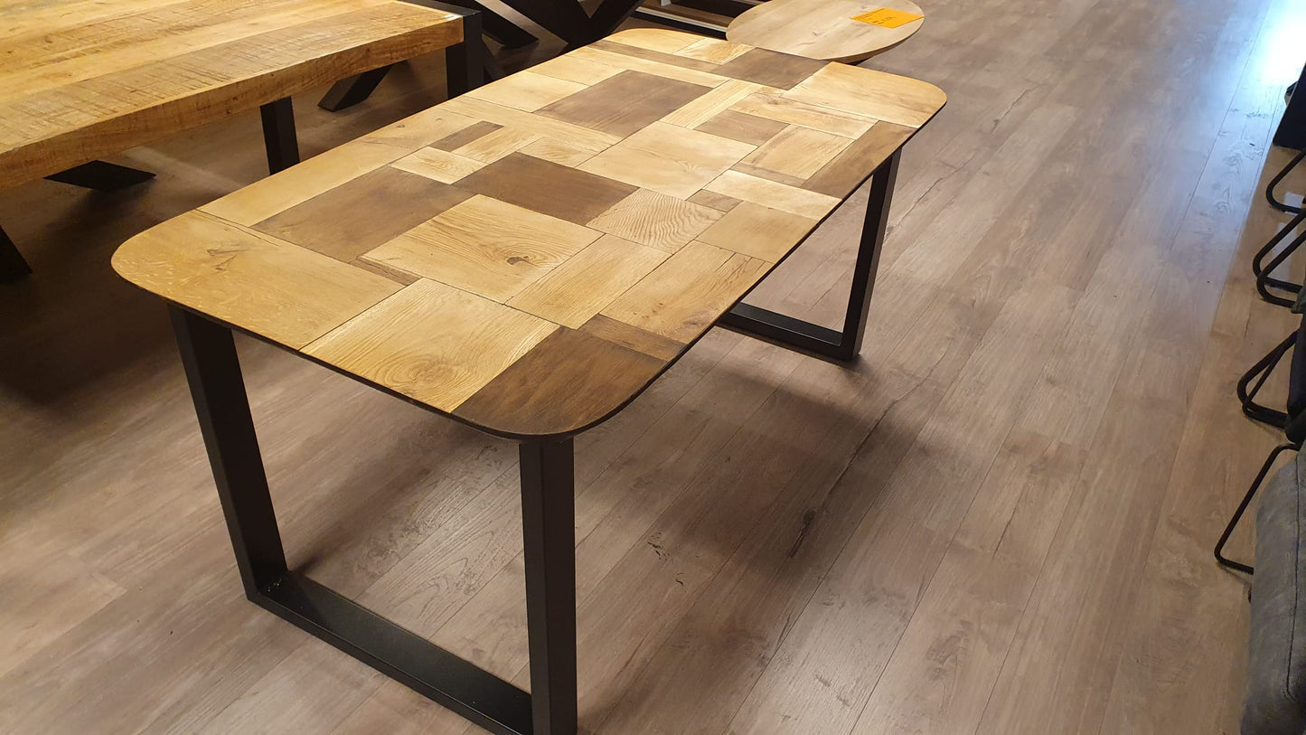 Thermisch oud eiken eettafel van 174x93cm, voorzien van afgeronde hoeken en zwarte u-poten