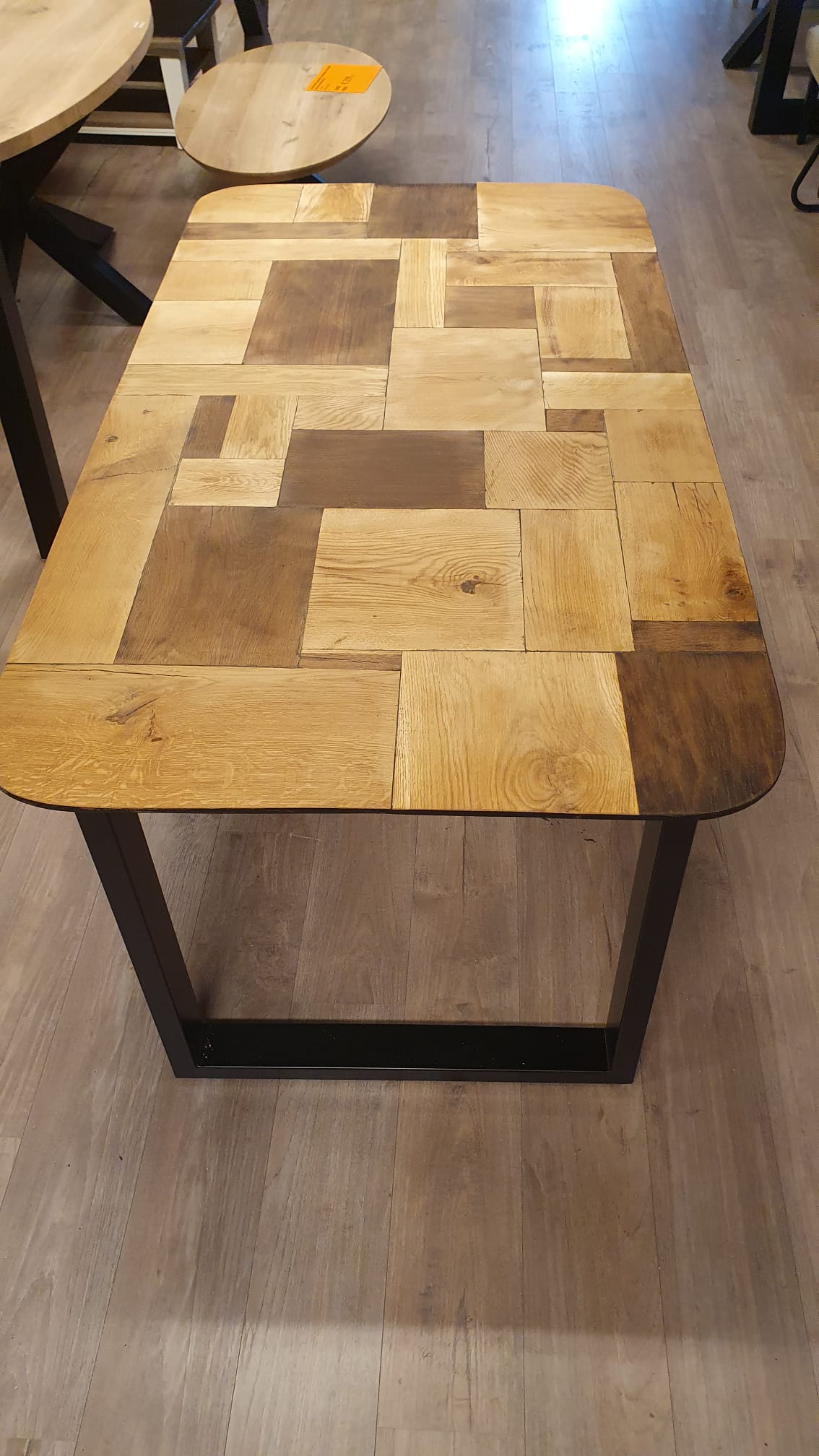 Thermisch oud eiken eettafel van 174x93cm, voorzien van afgeronde hoeken en zwarte u-poten