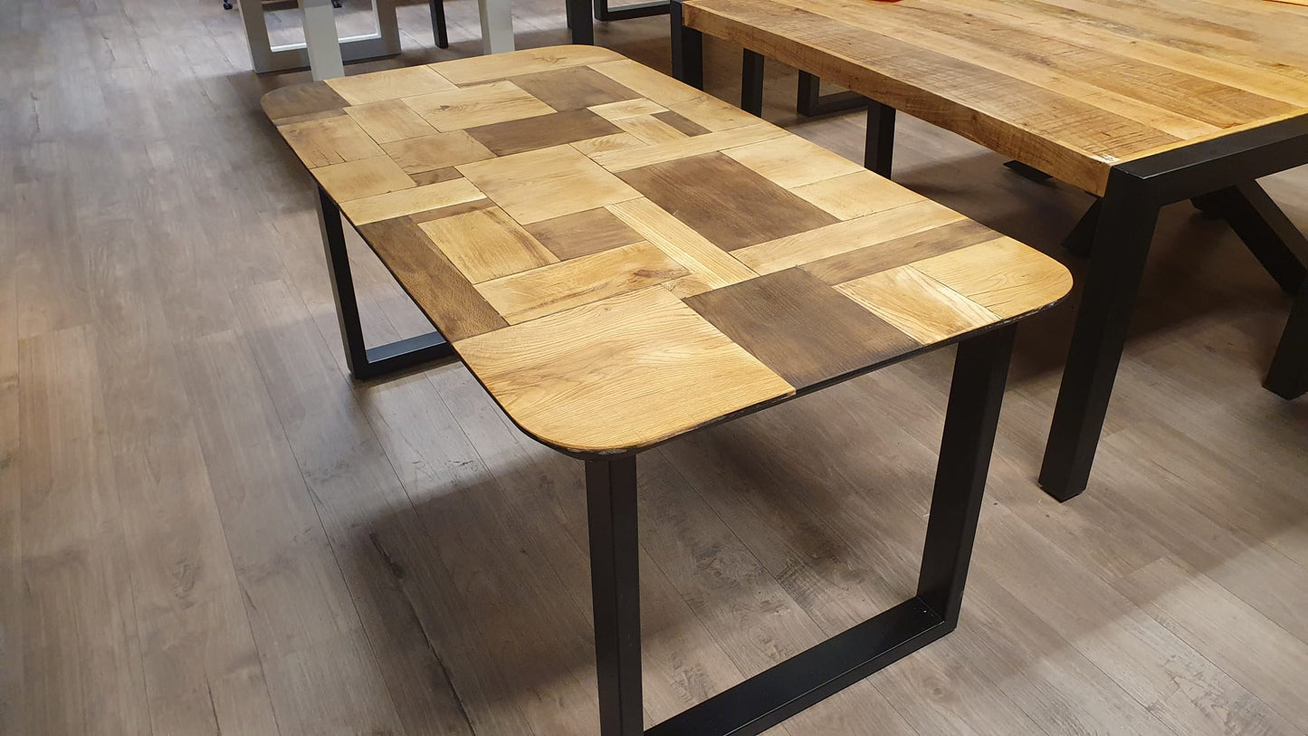 Thermisch oud eiken eettafel van 174x93cm, voorzien van afgeronde hoeken en zwarte u-poten