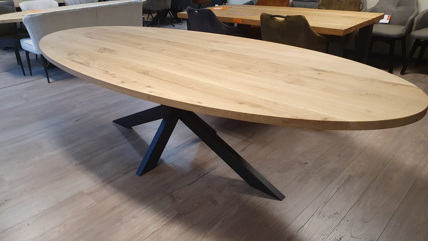 Ovaal eiken eettafel van 300x120cm, voorzien van een matrix/spinpoot