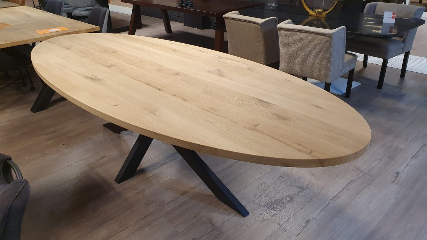 Ovaal eiken eettafel van 300x120cm, voorzien van een matrix/spinpoot