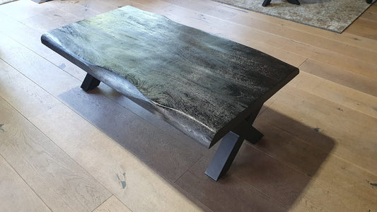 Zwarte mangohouten boomstam salontafel van 130x70cm