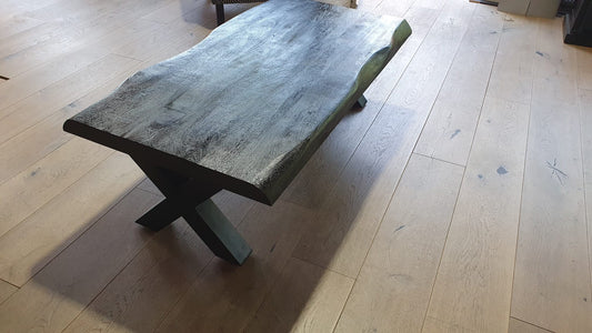 Zwarte mangohouten boomstam salontafel van 115x65cm