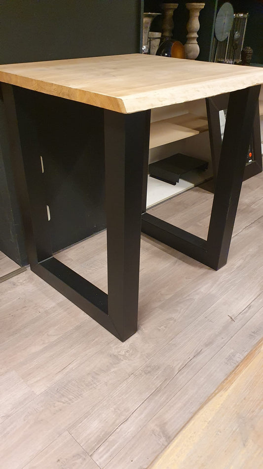 Massief eiken bartafel van 100x100cm en 110cm hoog.