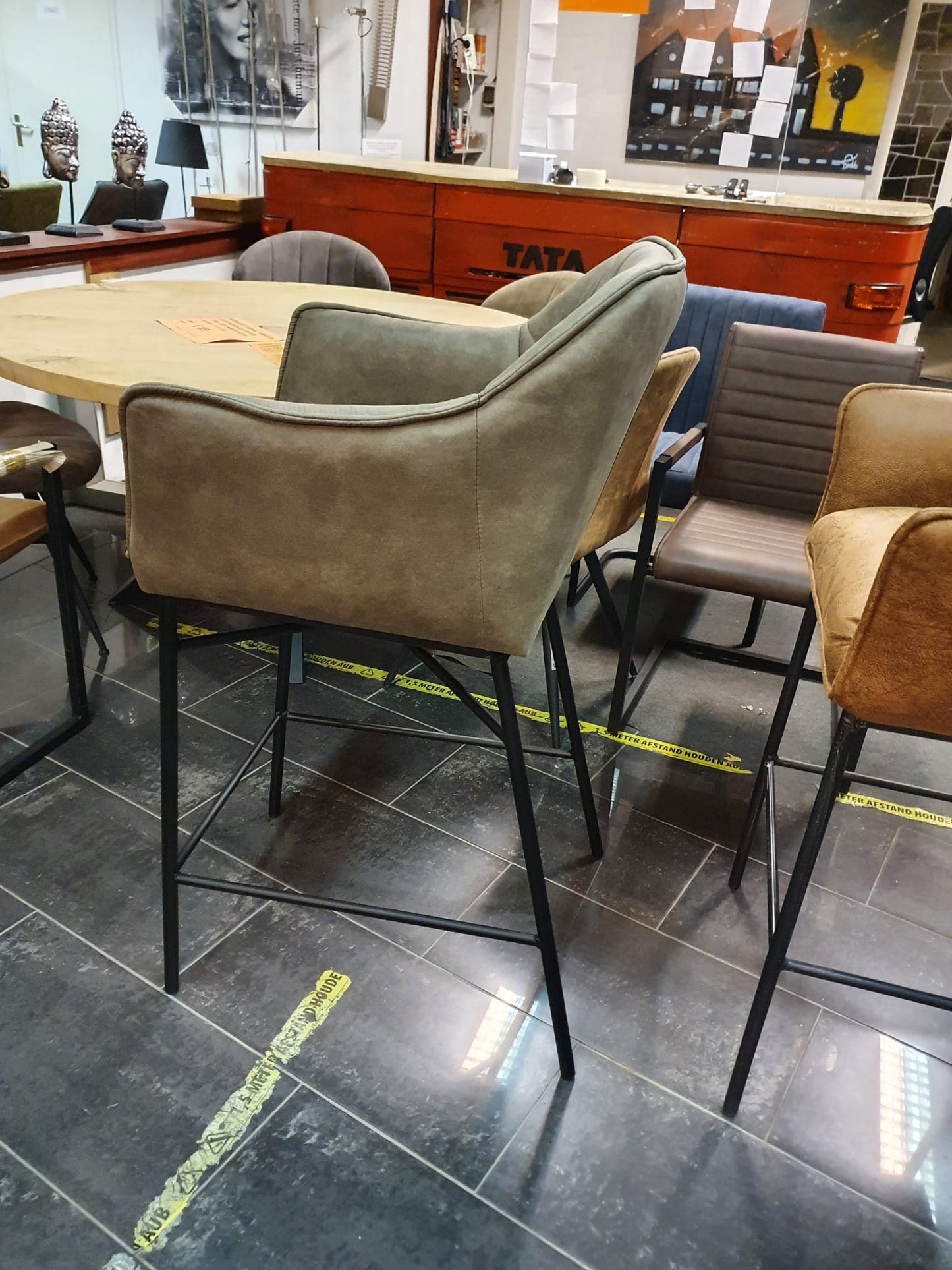 Eén maal barkruk Boston taupe voorzien van metalen poten