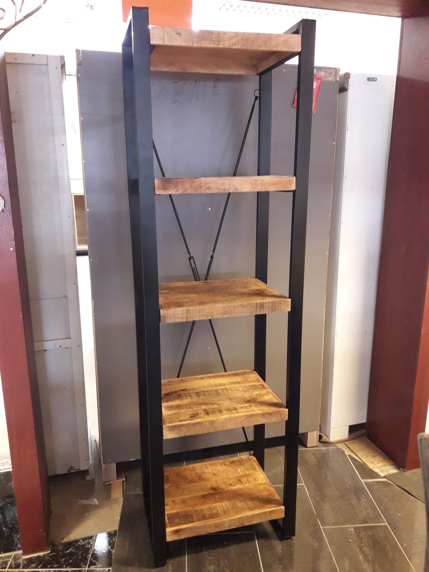 Industriële mangohouten boekenkast