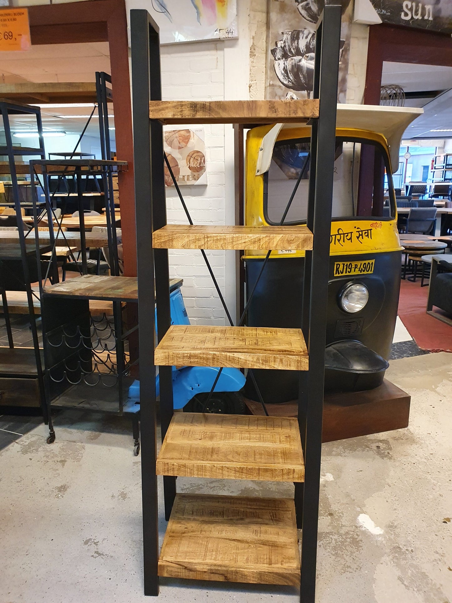 Industriële zwarte mangohouten boekenkast Nikki met schuine voorkant 60x40x190cm