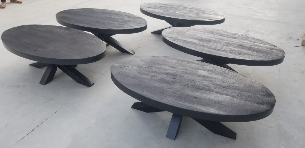 Ovale zwarte mangohouten salontafel van 130cm met zwart metalen matrix/spinpoot