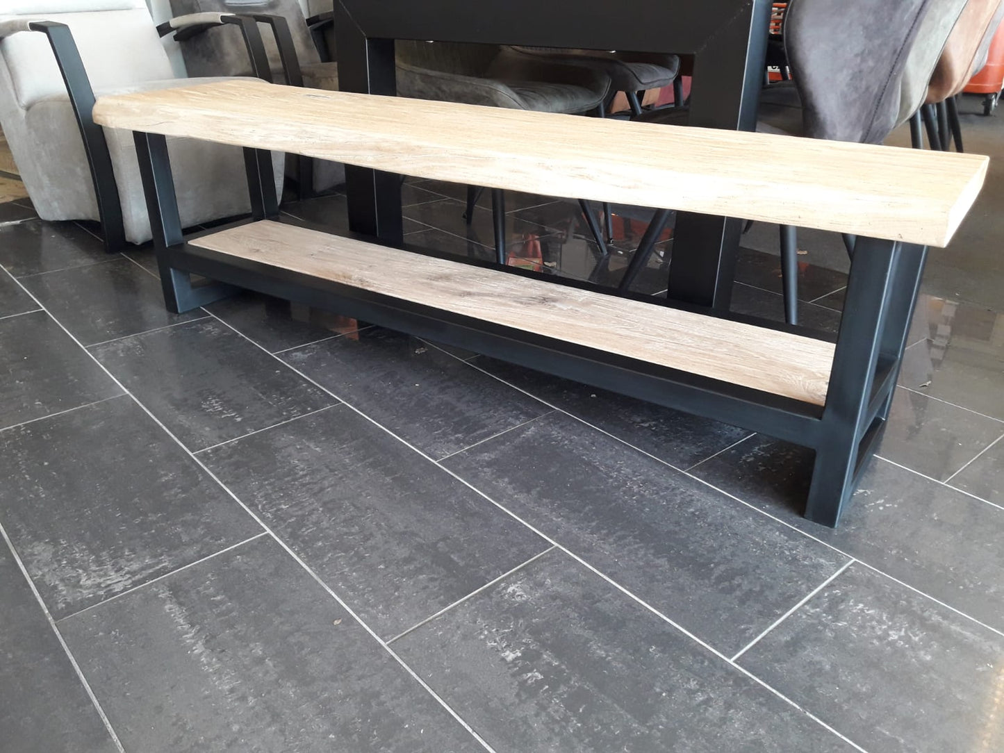 Industriëel oud eiken tv-meubel met zwart metalen frame