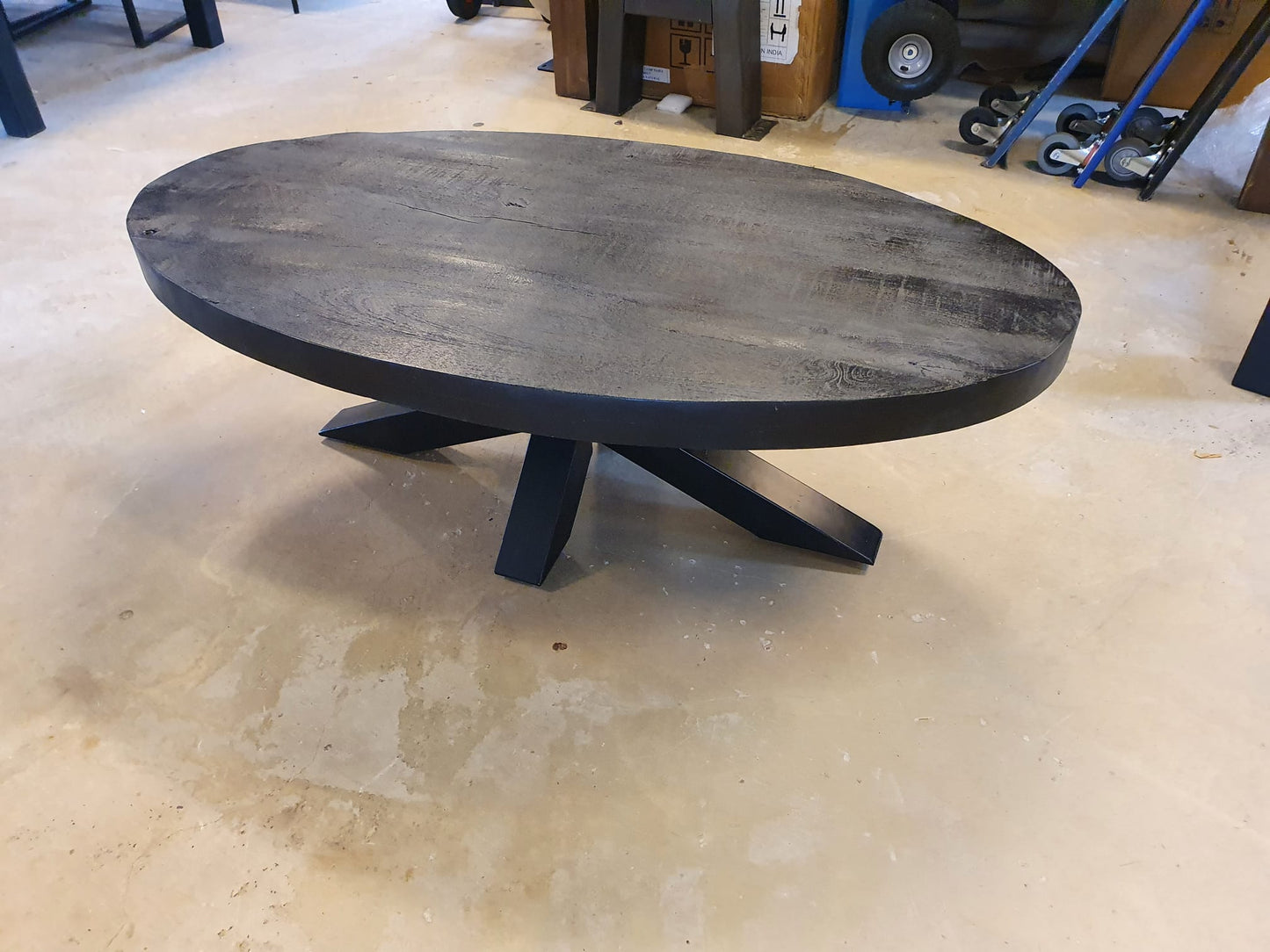 Ovale zwarte mangohouten salontafel van 130cm met zwart metalen matrix/spinpoot