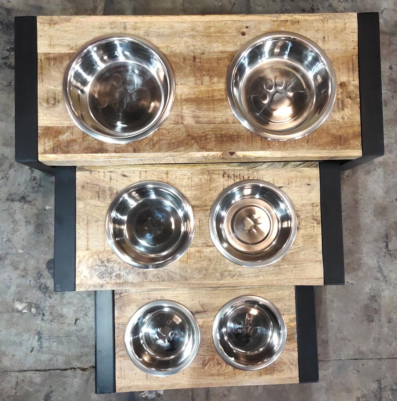 Mangohouten honden/katten voerbak Nikki met zwart metalen frame