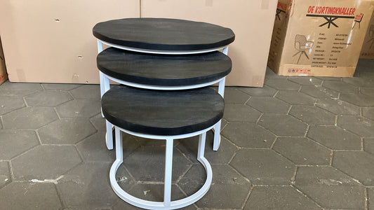 Set van drie zwarte mangohouten bijzettafels met wit metalen onderstel