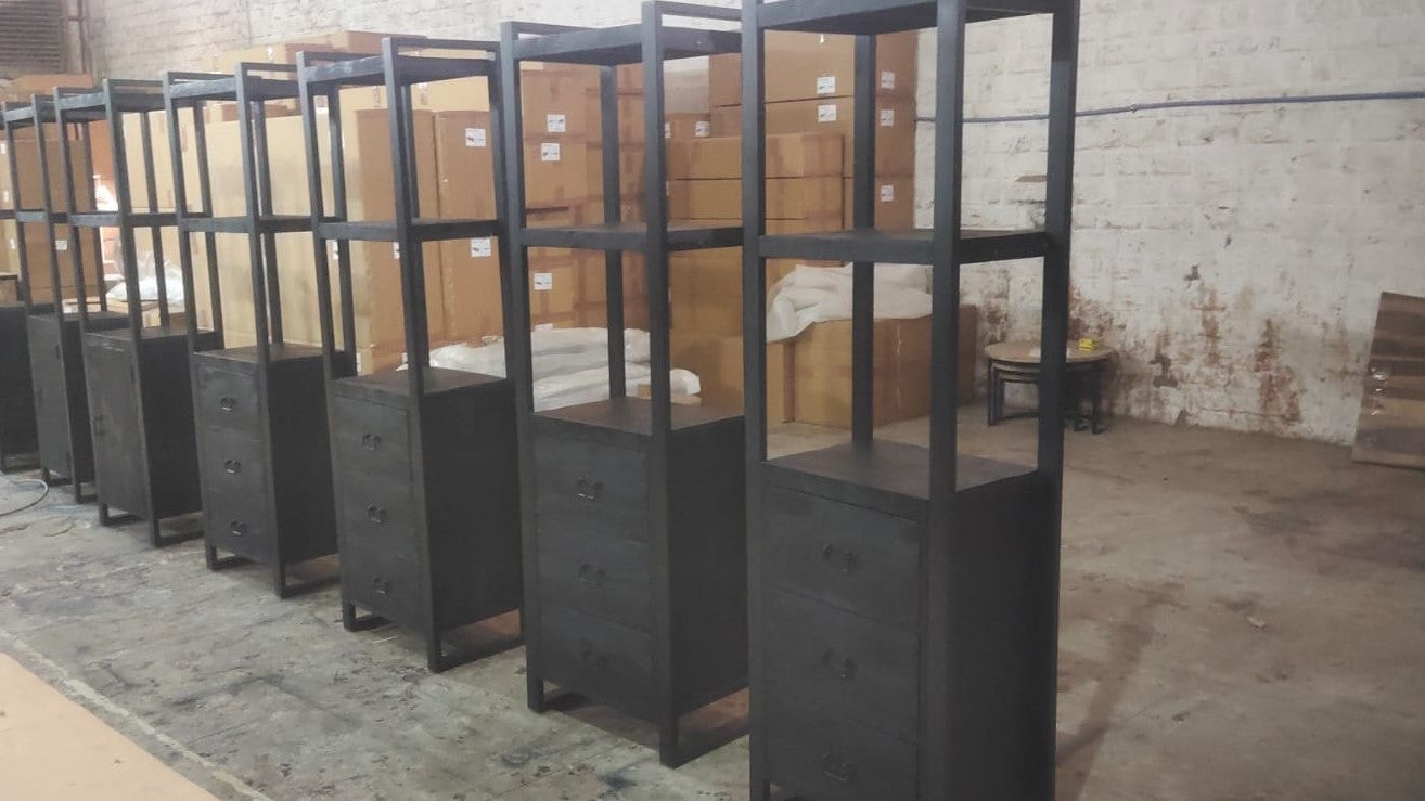 Industriële zwarte mangohouten boekenkast Nikki met drie lades 60x40x200cm