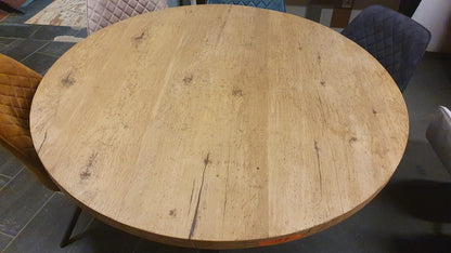 Rond oud eiken eettafel van 150cm doorsnee met zwarte metalen matrixpoot