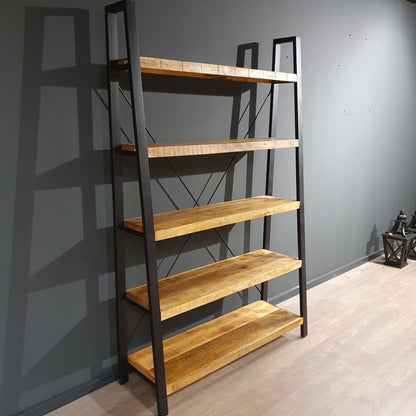 Industriële mangohouten boekenkast Nikki met schuine voorkant 130x40x200cm