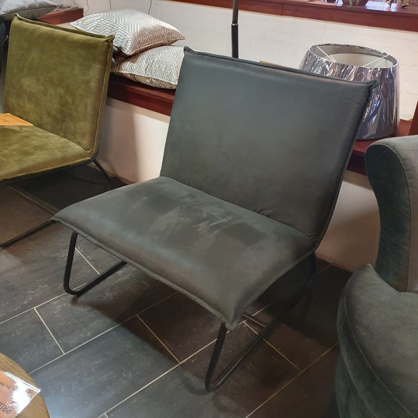 Fauteuil Paris microvezel antraciet: 1,5 zits met zwart metalen frame