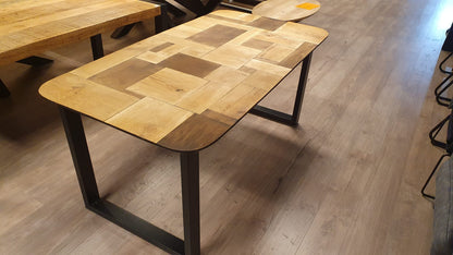 Thermisch oud eiken eettafel van 174x93cm, voorzien van afgeronde hoeken en zwarte u-poten