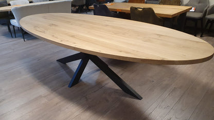 Ovaal eiken eettafel van 300x120cm, voorzien van een matrix/spinpoot