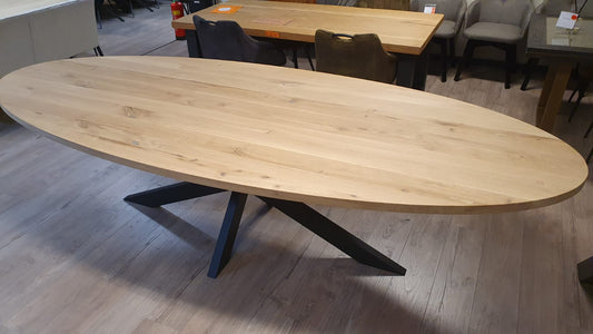 Ovaal eiken eettafel van 300x120cm, voorzien van een matrix/spinpoot