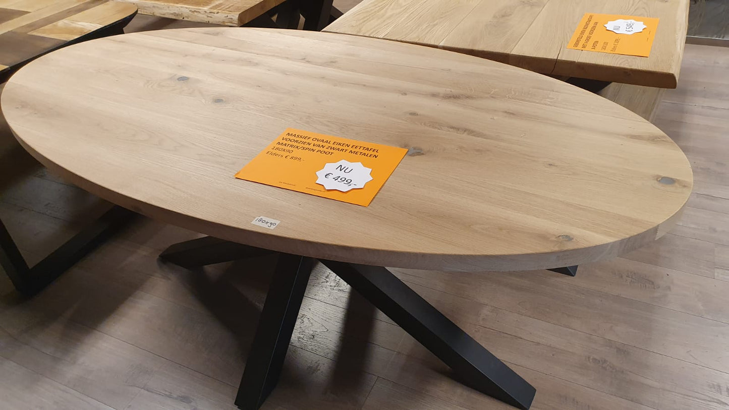 Ovaal eiken eettafel van 180x90cm, voorzien van een matrix poot