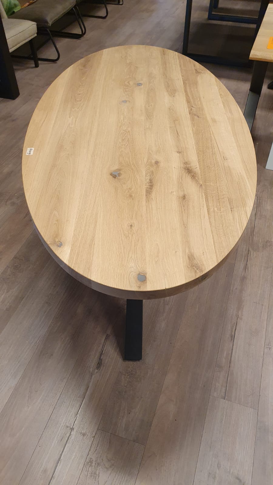 Ovaal eiken eettafel van 180x90cm, voorzien van een matrix poot
