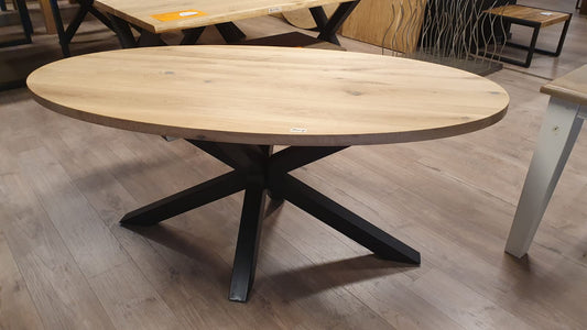 Ovaal eiken eettafel van 180x90cm, voorzien van een matrix poot