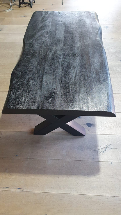 Zwarte mangohouten boomstam salontafel van 115x65cm
