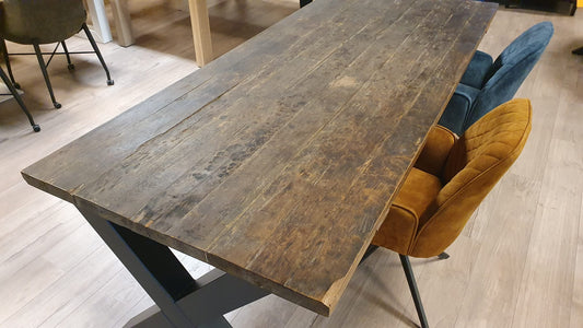 Grey wash teakhouten eettafel van 240x100cm voorzien van metalen x-poten.