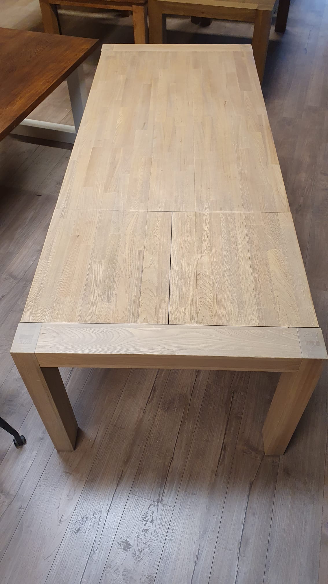 Elmhouten tafel van 190X100cm, uitschuifbaar tot 250cm