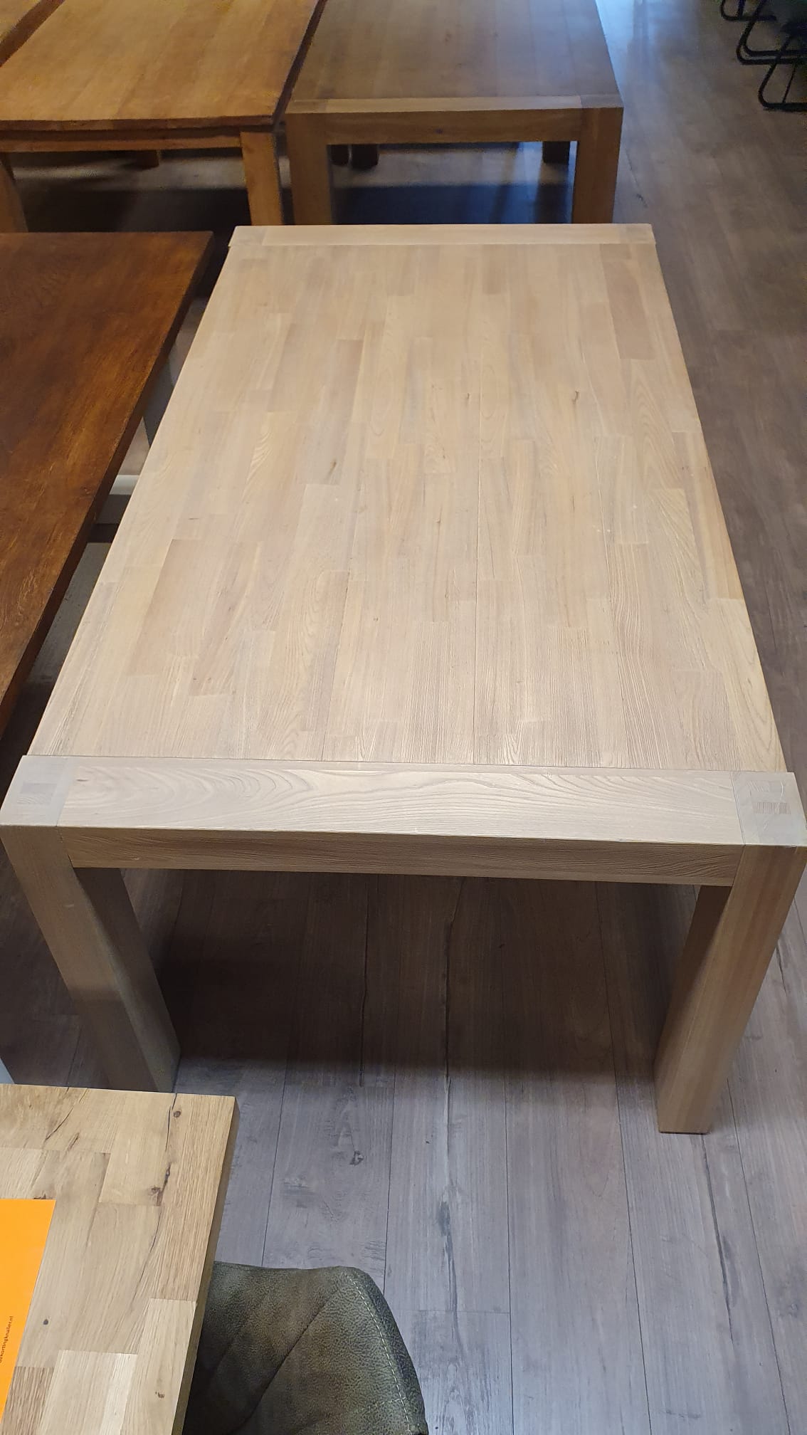 Elmhouten tafel van 190X100cm, uitschuifbaar tot 250cm