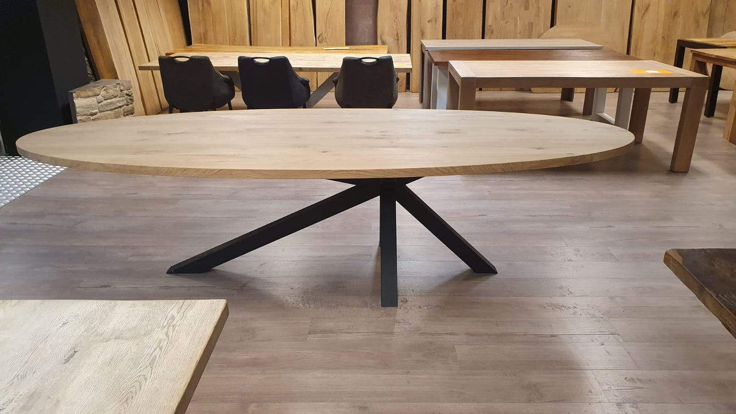 Ovaal eiken eettafel van 300x120cm, voorzien van een asymmetrische matrix/spinpoot