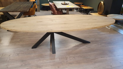 Ovaal eiken eettafel van 300x120cm, voorzien van een asymmetrische matrix/spinpoot