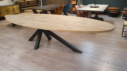 Ovaal eiken eettafel van 300x120cm, voorzien van een asymmetrische matrix/spinpoot