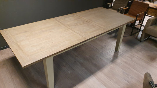Grey wash acaciahouten uitschuiftafel van 190x100cm, uitschuifbaar tot 240cm.