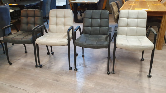 Set van 4x MX Sofa Eetkamerstoel Ryan voorzien van armleuningen en parketwielen