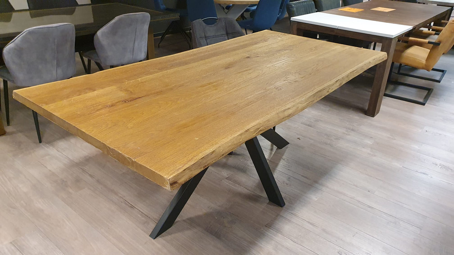 Gebeitste rustiek eiken boomstamtafel van 200x100cm met spinpoot