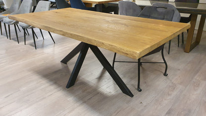 Gebeitste rustiek eiken boomstamtafel van 200x100cm met spinpoot