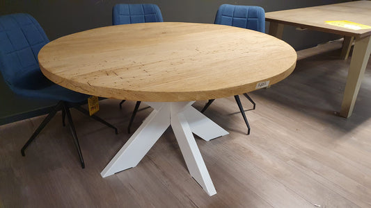 Rond oud eiken eettafel van 135cm doorsnee met wit metalen matrixpoot