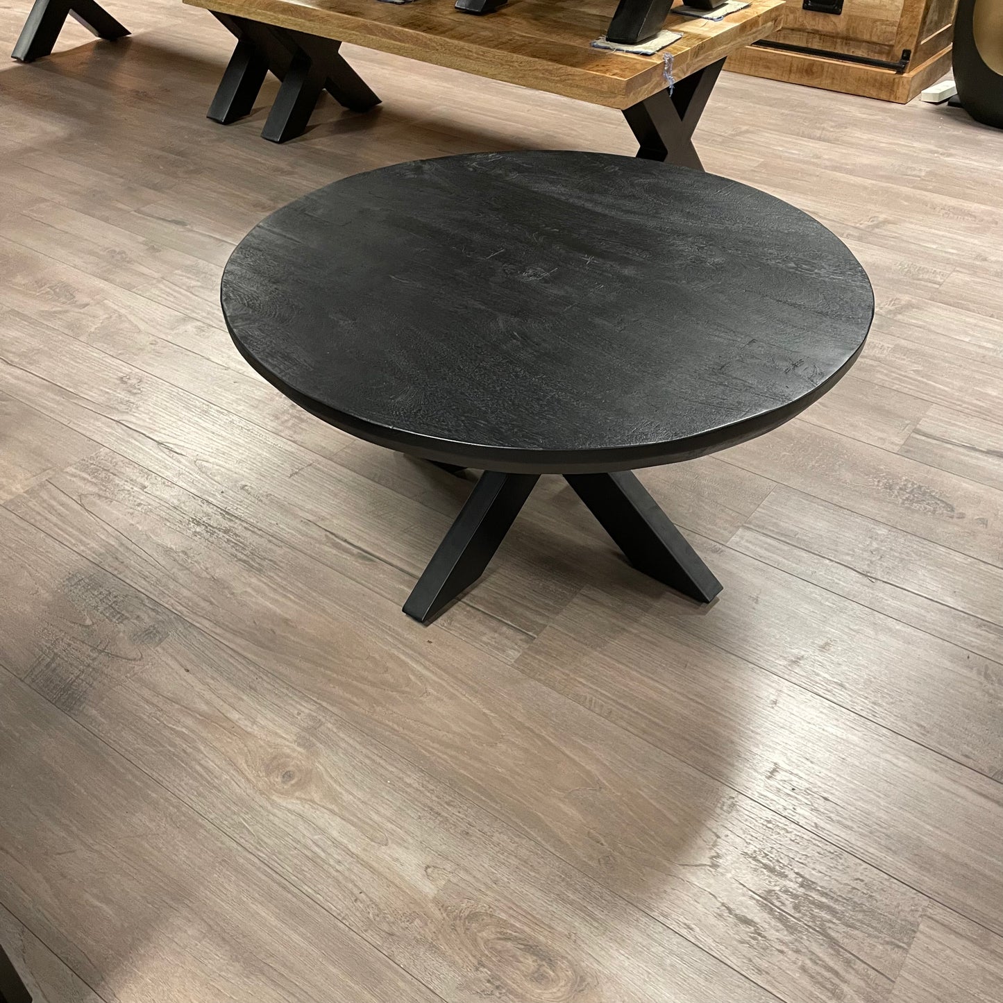 Mangohouten ronde geborstelde salontafel zwart - 90cm - Swiss edge