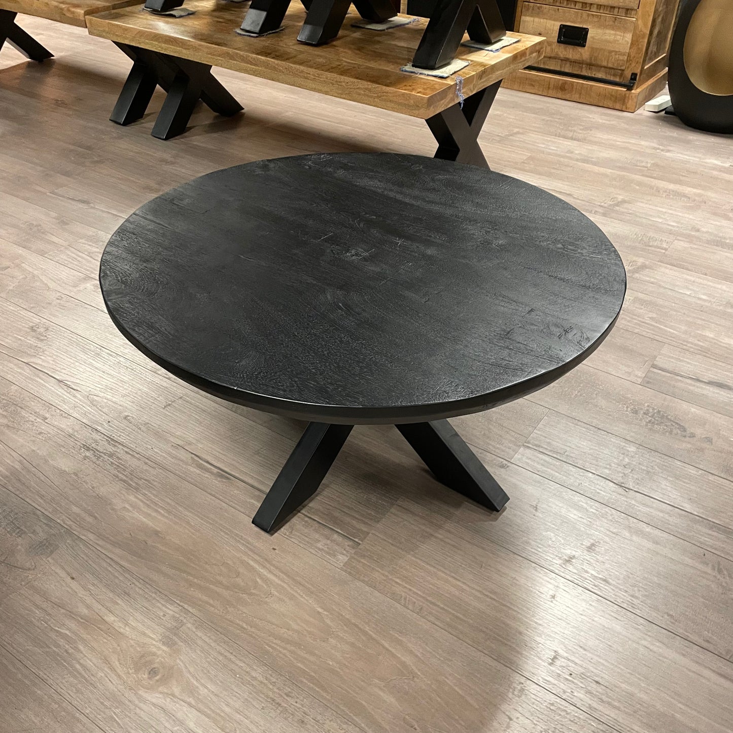 Mangohouten ronde geborstelde salontafel zwart - 90cm - Swiss edge