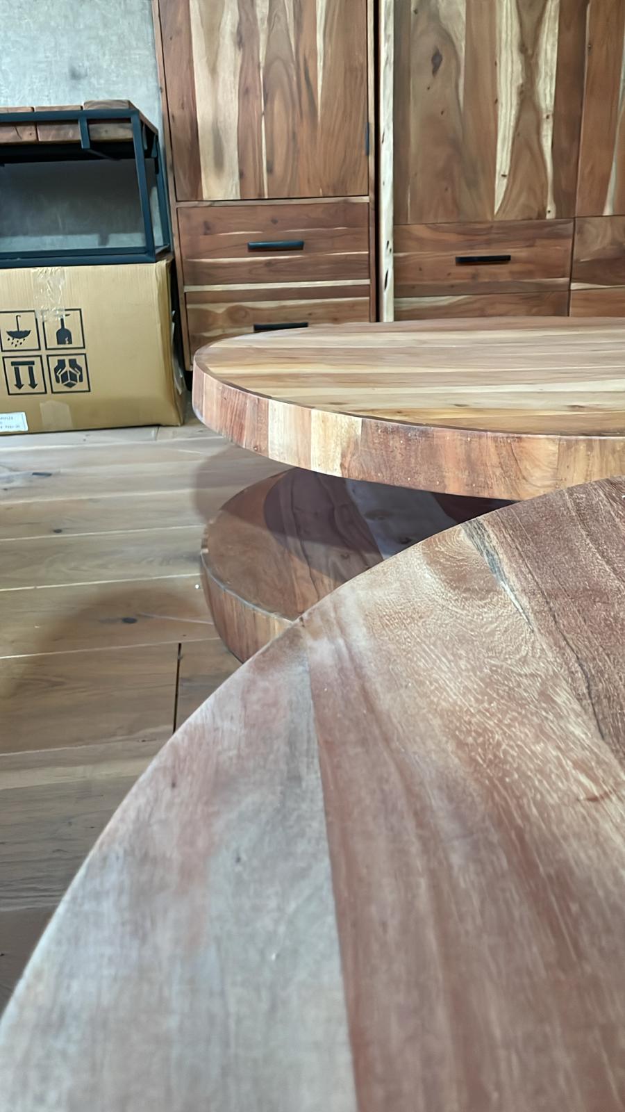 Ronde naturel gelakte acaciahouten salontafel van 90cm doorsnee met inkeping