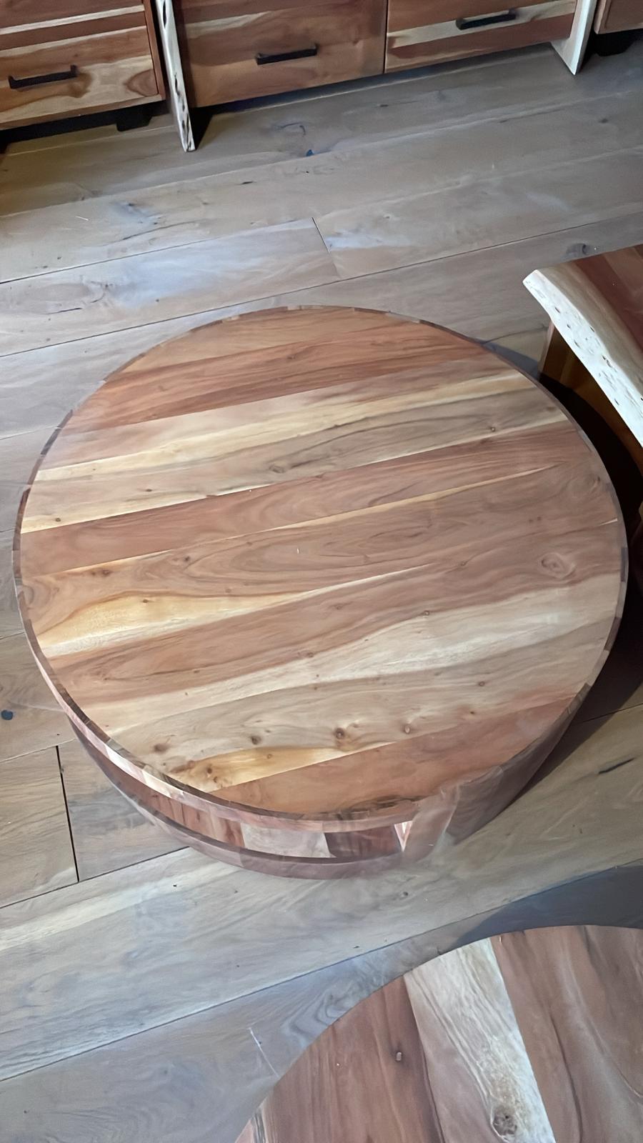 Ronde naturel gelakte acaciahouten salontafel van 90cm doorsnee met inkeping
