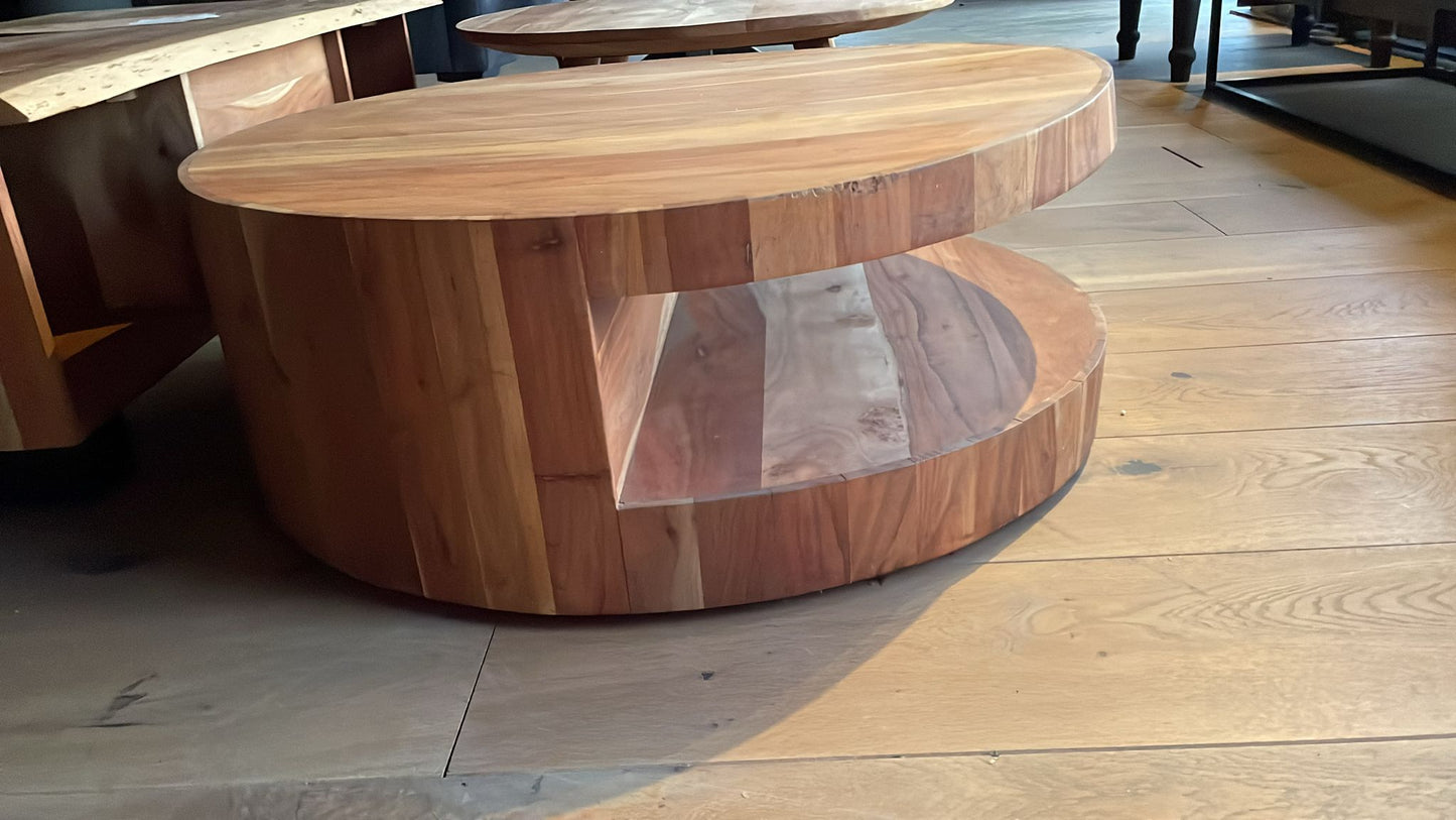 Ronde naturel gelakte acaciahouten salontafel van 90cm doorsnee met inkeping