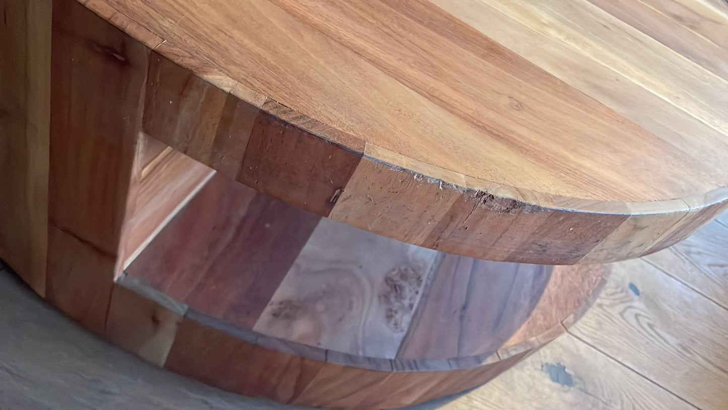 Ronde naturel gelakte acaciahouten salontafel van 90cm doorsnee met inkeping