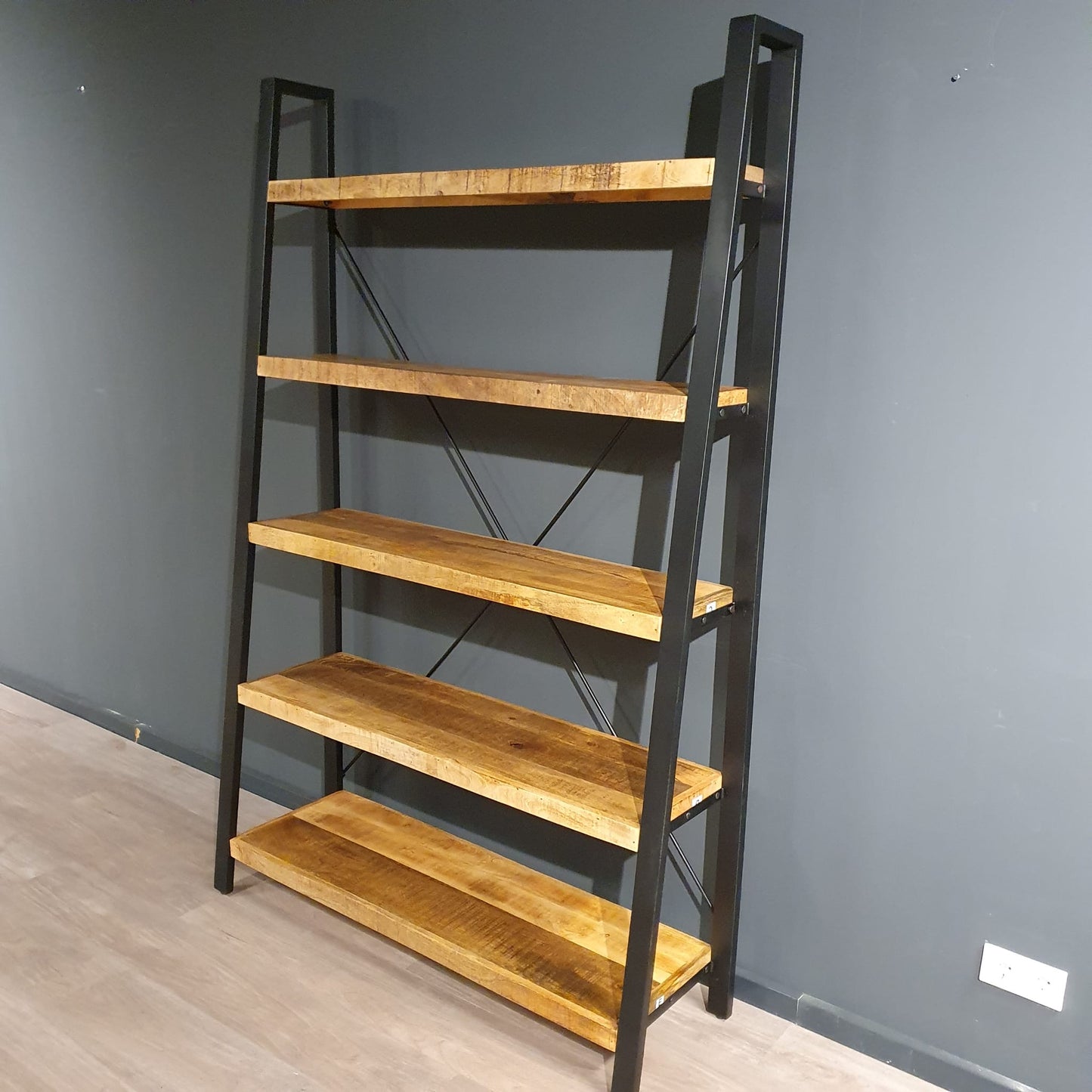 Industriële mangohouten boekenkast Nikki met schuine voorkant 130x40x200cm