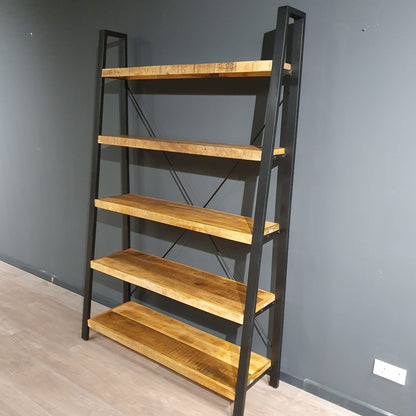 Industriële mangohouten boekenkast Nikki met schuine voorkant 130x40x200cm