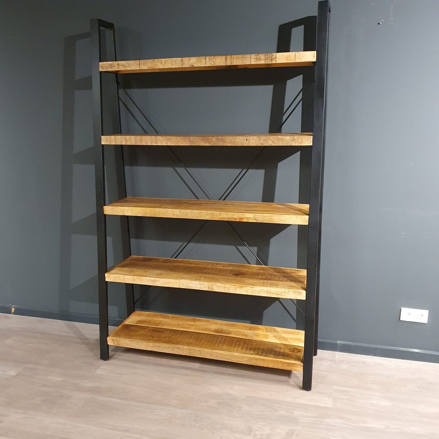 Industriële mangohouten boekenkast Nikki met schuine voorkant 130x40x200cm