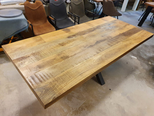 Rechte mangohouten eettafel van 260x100cm - zwarte spinpoot